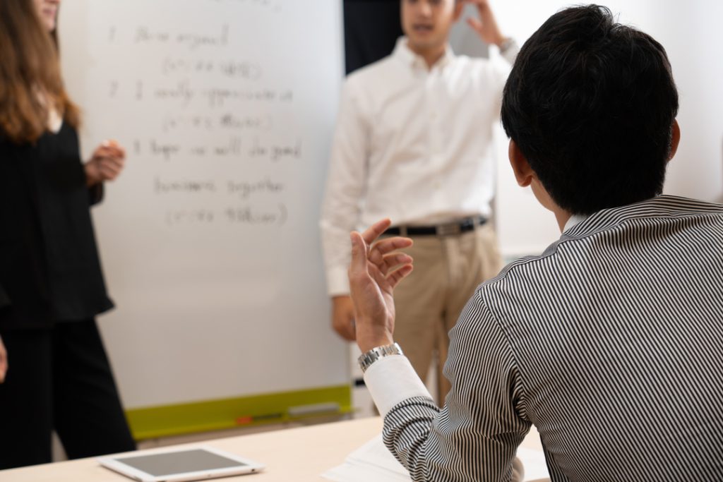 語学学校に通う男性と女性